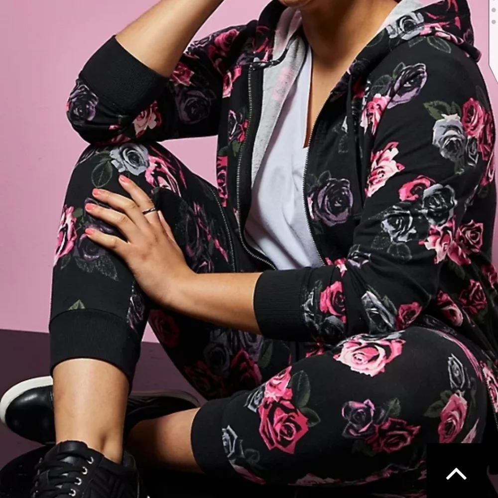 🆕 BETSEY JOHNSON BLACK FLORAL TERRY HOODIE - SIZE LARGE - Picture 4 of 4